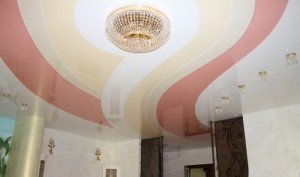 Элегантный потолок в разных цветах и оттенках